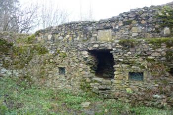 Interiér suterénu paláce, patrný druhotný průraz a patrový ústupek, sloužící k položení stropních trámů, kolmých na delší osu stavby (© Jan Večeřa, 12/2015)