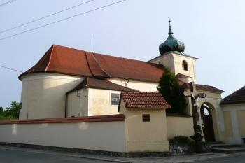 kostelík od pohledu z návsi ( © Jan P. Štěpánek 06/2008)