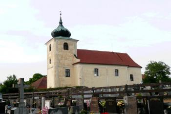 kostelík ve směru od petrovické tvrze ( © Jan P. Štěpánek 06/2008)