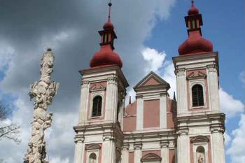 Jižní průčelí, vlevo mariánský sloup (© Ivan Grisa, 05/2008)
