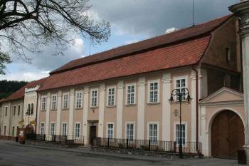 Farní budova západně od kostela (© Ivan Grisa, 05/2008)