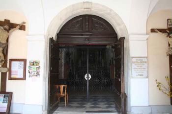 Průchod do lodi kostela z jižní předsíně (© Ivan Grisa, 05/2008)