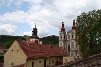 Kostel a radnice z přístupové cesty k zámku (© Ivan Grisa, 05/2008)