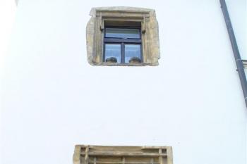 pravděpodobně druhotně osazená hradní okna (© zdeněk komínek, 03/2007)