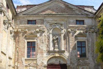 bohatě zdobená centrální část jižní strany zámku,nádherná nika se soškou (© D Dohňanský, 07/2014)