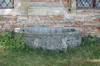 snad barokní kašna,ale určitě ne na původním místě (© D Dohňanský, 07/2014)