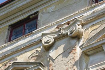 detail pilastru s hlavici (© D Dohňanský, 07/2014)