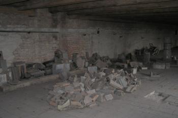 půda-zbytky kachlových kamen ze zámeckých pokojů (© Daniela Fantová, 10/2007)