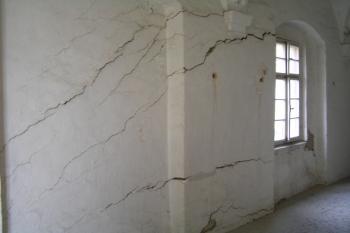 postupně se sesouvající zeď chodby zámku (© Daniela Fantová, 10/2007)