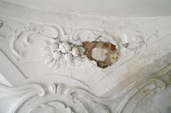 opadávající štuky v chodbě (© Daniela Fantová, 10/2007)