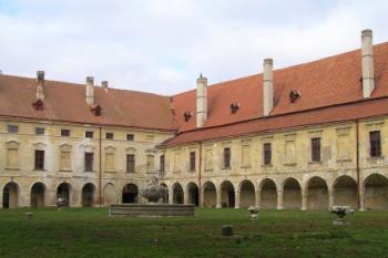 vnitřní nádvoří s kašnou (© Daniela Fantová, 10/2007)
