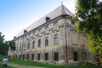 západní trakt jižního průčelí zámku ( © Jan P. Štěpánek 07/2009)