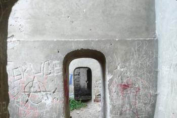 průhled jednotlivými průchody mohutných opěráků renesanční lodžie ( © Jan P. Štěpánek 07/2009)