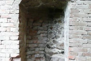detail masivního kamenného zdiva v pozdně gotické části původního hradu pod renesanční lodžií ( © Jan P. Štěpánek 07/2009)