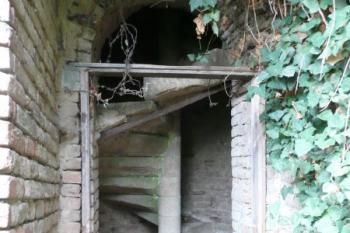 točité schodiště spojující horní a dolní terasy ( © Jan P. Štěpánek 07/2009)