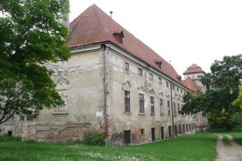 jihozápadní nároží zámku s pohledem na jižní frontu ( © Jan P. Štěpánek 07/2009)