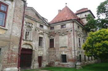 vstupní trakt s průjezdem do nádvoří v jižní frontě zámku ( © Jan P. Štěpánek 07/2009)
