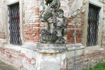 sochařská výzdoba v okolí zámku ( © Jan P. Štěpánek 07/2009)