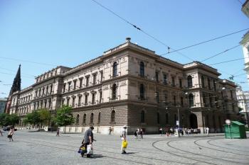 celkový pohled na komplex Zemského sněmu z křižovatky ulic České a Joštovy (tzv. čáry) ( © Jan P. Štěpánek 06/2008)