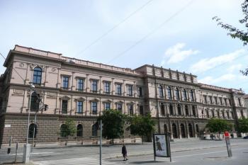 jižní průčelí bývalého Zemského sněmu, dnes Ústavního soudu České republiky z ulice Joštovy ( © Jan P. Štěpánek 06/2009)