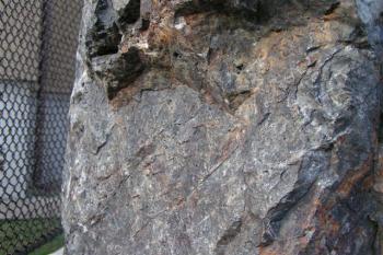 Oko mehniru - směřuje na vrch Ládví, místo nejsilnějšího energetického toku ( © Petr Turyna 11/2004)