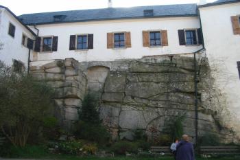 východní palác, postavený na skále (© D Dohňanský, 04/2016)