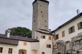 Vstup do věže schodišťovým přístavkem (© Dušan Dohňanský  07/2022)
