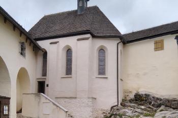 Hradní kaple v sz. rohu hradního nádvoří (© Dušan Dohňanský  07/2022)