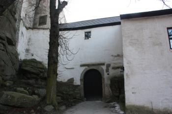 Hlavní brána z předhradí ( © Ivan Grisa 12/2009)