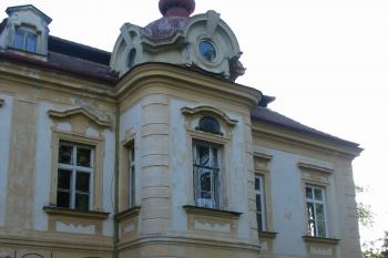 jeden z věžových rizalitů v čelním průčelí (© D Dohňanský, 09/2015)