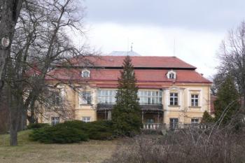 průčelí lechovického zámku od vstupní brány do zámeckého areálu ( © Jan P. Štěpánek 03/2009)