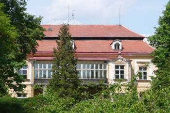 průčelí zámku v zadní části zahrady ( © Jan P. Štěpánek 05/2009)