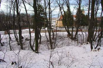 Pohled z jádra na předhradí s kostelem a hřbitovem ( © Roman Řezáč 11/2004)