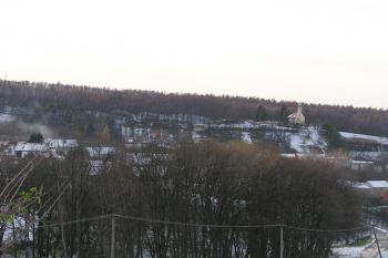 Celkový pohled na vyvýšeninu s kostelem sv.Václava, který stojí na místě předhradí. Vlevo od něj reliéf jádra hradu ( © Roman Řezáč 11/2004)