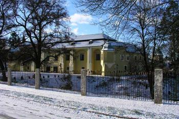 Pohled na čelní stranu zámku ( © Roman Řezáč 11/2004)
