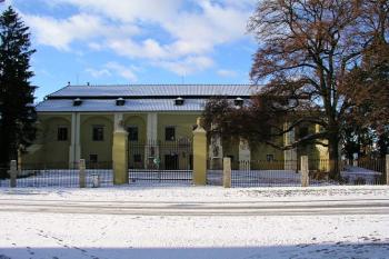 Čelní strana zámku ( © Roman Řezáč 11/2004)