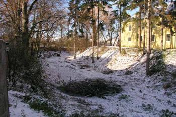 Zbytky příkopu původní tvrze na jižní straně ( © Roman Řezáč 11/2004)