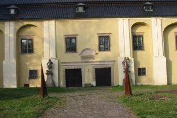 dvojitý vstupní portál (© D Dohňanský, 04/2014)