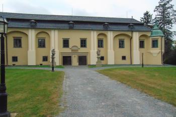 Čelní vých. průčelí (© Dušan Dohňanský 08/2020)