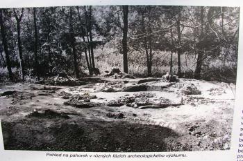 Pahorek motte při výzkumu ( © Roman Řezáč 11/2004)