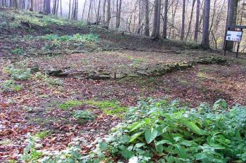 Vyznačené základy kostelíka ( © Roman Řezáč 11/2004)