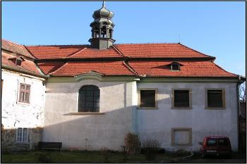 Zadní (západní) průčelí zámečku - kaple ( © Petr Turyna 11/2004)