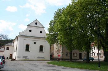 Židovské náměstí, západní strana se synagogou (© Ivan Grisa, 05/2008)