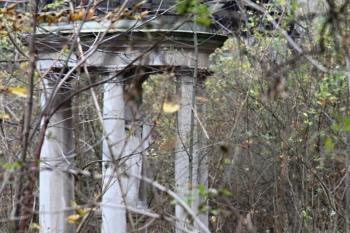 Pavilonek se sochou v zámecké zahradě (© Daniela Fantová, 11/2012)