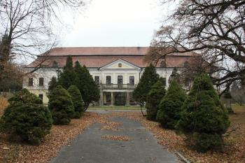 Pohled z přístupové csty (© Daniela Fantová, 11/2012)