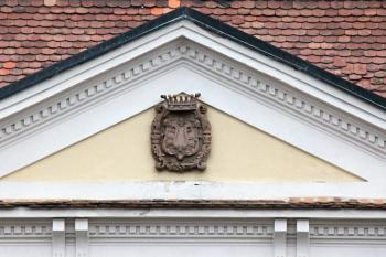 Erb nad vstupem do zámku (© Daniela Fantová, 11/2012)