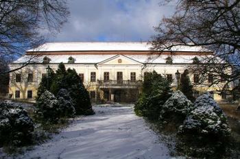 Čelo zámku ( © Roman Řezáč 11/2004)