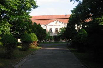 pohled na hlavní průčelí svědčí o úpravách okolí zámku (© D Dohňanský, 06/2015)