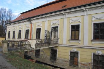 Můstek umožňující vstup do parku z jižního křídla ( © Dušan Dohňanský 12/2019)