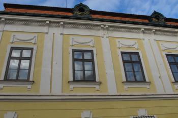 Poměrně bohatě členěno čelní průčelí-feston,lizeny,konzolové a kordonové římsy  ( © Dušan Dohňanský 12/2019)